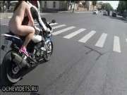 Девушка на секс велосипеде видео